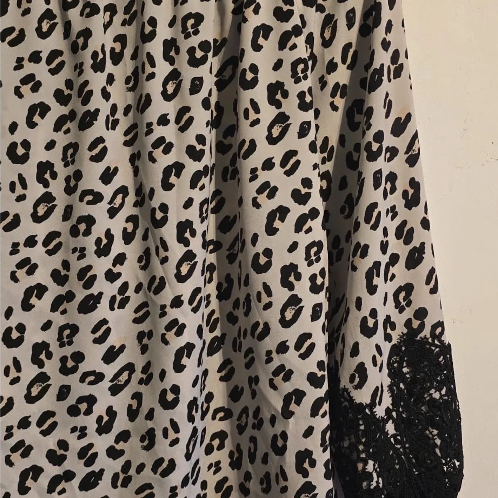 Elegant Black and White Leopard Blouse with Lace Trim - Picture 10 of 15